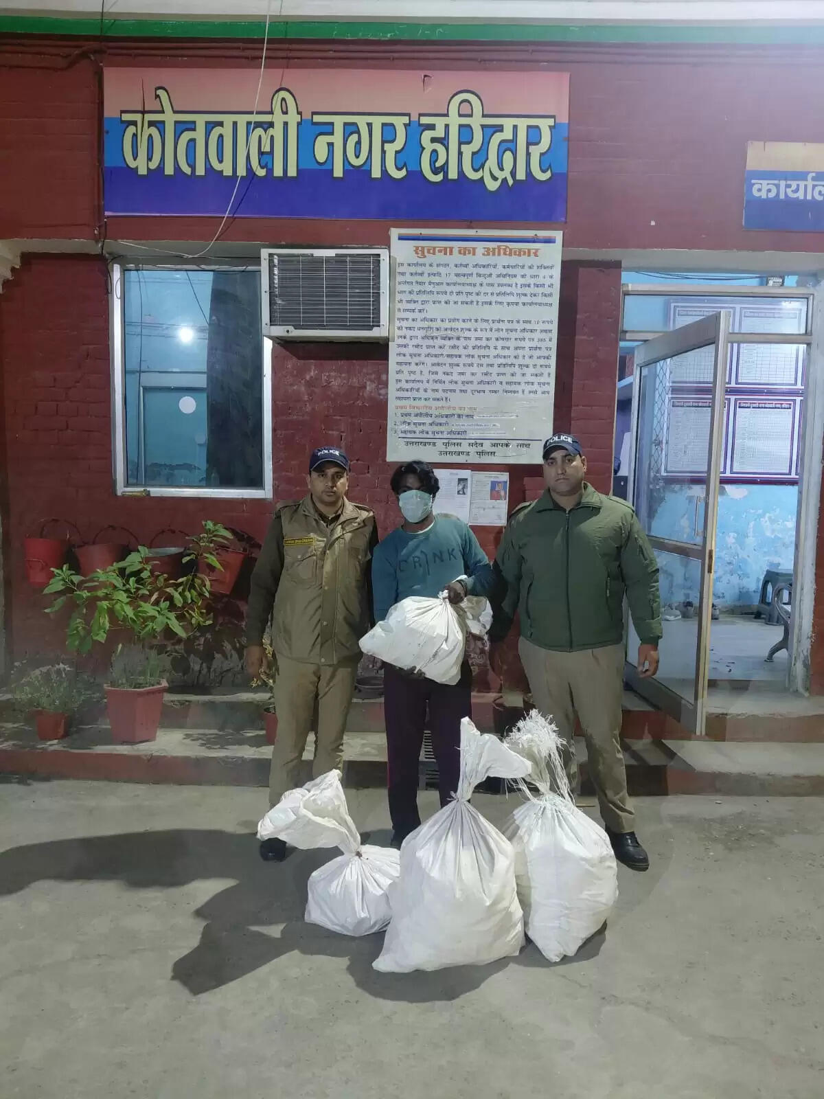 माँ गंगा के किनारे नशे का कारोबार करने वाला गिरफ्तार, भारी मात्रा में शराब बरामद