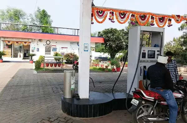हरदा : पेट्रोल पंपों पर वाहन चालक ही कर रहे नियमों की अनदेखी
