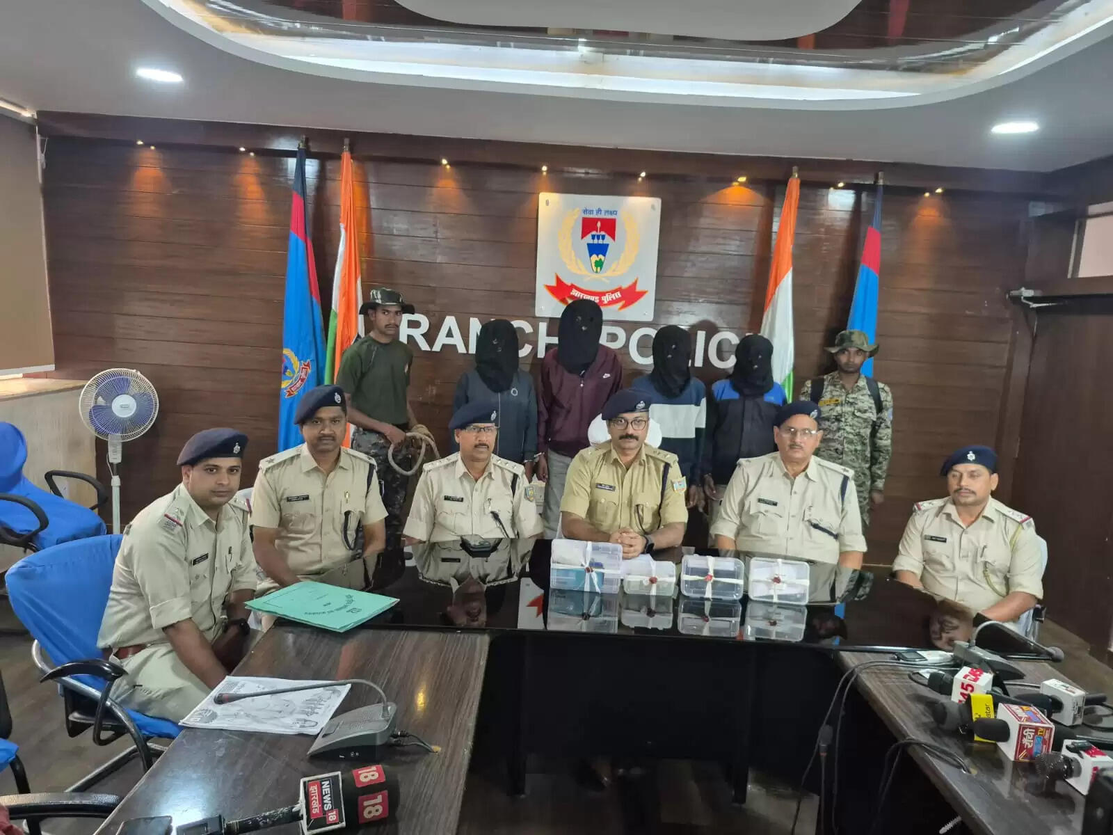 नीरज साहू के नाम पर मांगते थे लेवी, चार गिरफ्तार