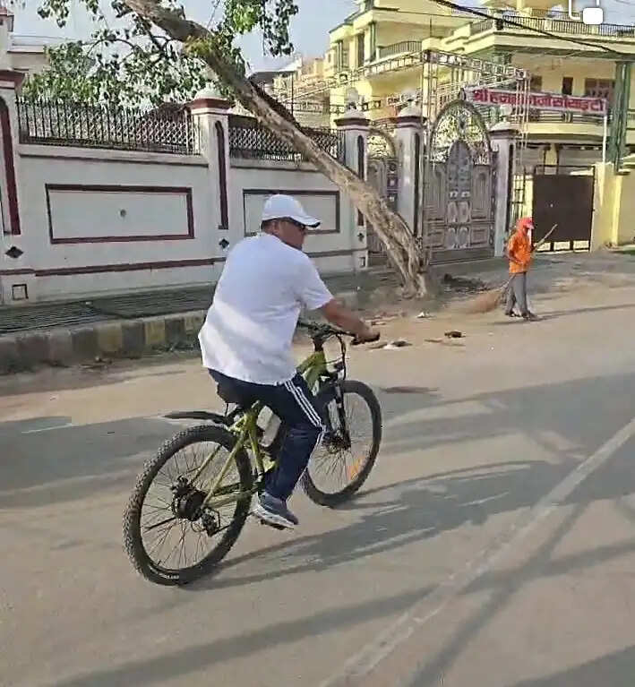 चिर परिचित अंदाज में साइकिल से निकले विधायक सौरभ, बताया - दिनचर्या का हिस्सा