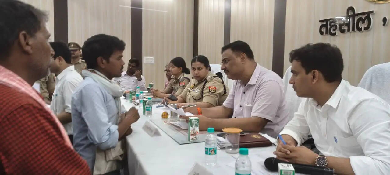 सम्पूर्ण समाधान दिवस में डीएम-एसपी ने सुनीं फरियादियों की समस्याएं