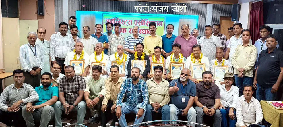 हिन्दी पत्रकारिता के 200 वर्ष&nbsp;: बीकानेर में स्वतंत्रता सेनानी पत्रकार परिवारों का सम्मान