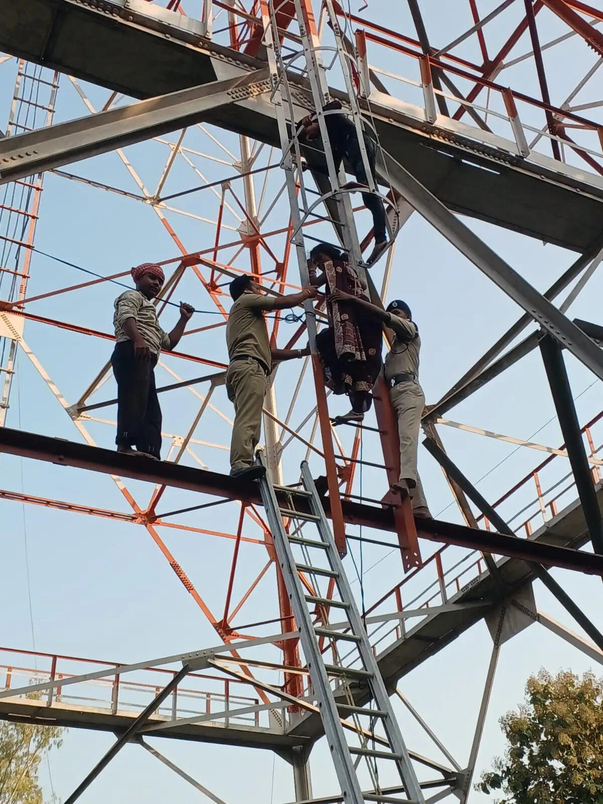 प्रेमी के परिवार ने अपनाने से किया इनकार तो रेलवे टावर पर चढ़ी प्रेमिका, कोर्ट मैरिज की मांग पर अड़ी रही