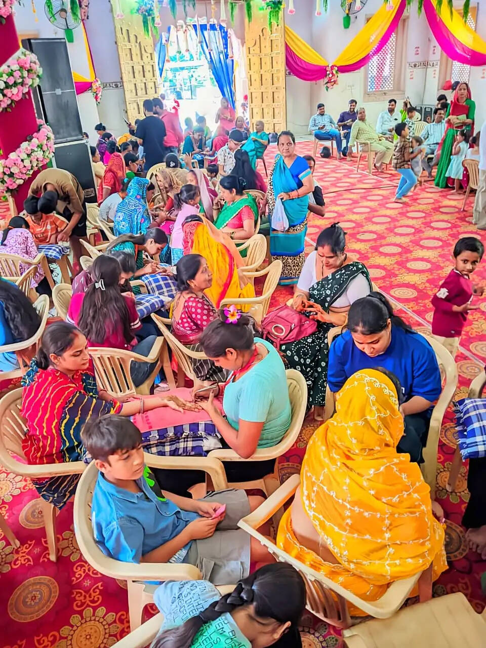 गणेशोत्सव में सजा बंगाली बाबा का दरबार: 2500 किलो लड्डुओं की प्रसादी