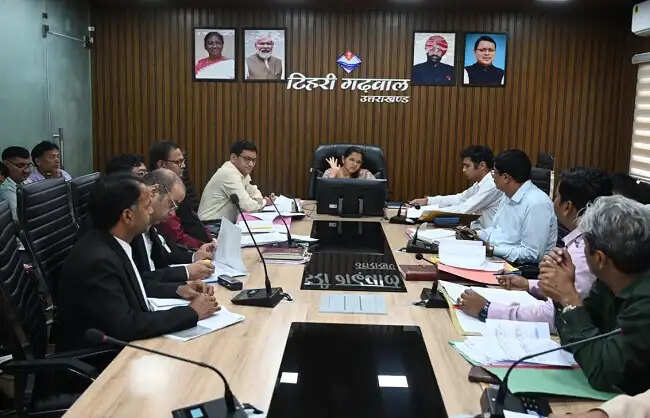 लंबित मामलों की नियमित सुनवाई सुनिश्चित करें,खाद्यान्न वितरण व्यवस्था रहे सुचारु : जिलाधिकारी