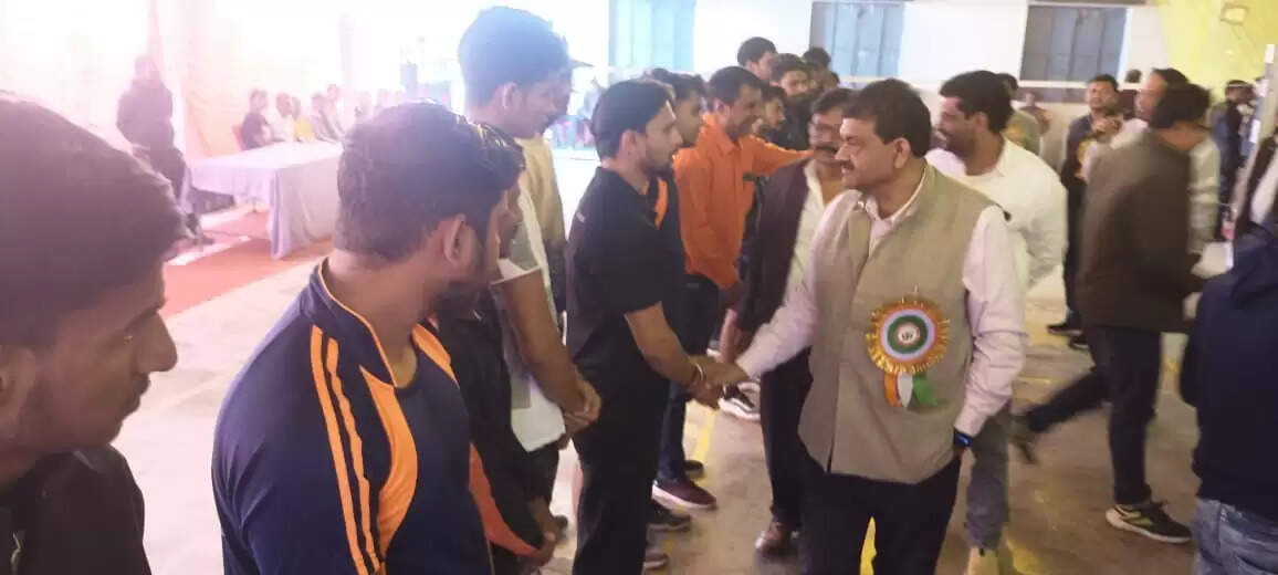 अंतर महाविद्यालय बैडमिंटन प्रतियोगिता का आगाज, जेएलएन कालेज व एसवीपी कालेज फाइनल में पंहुचा