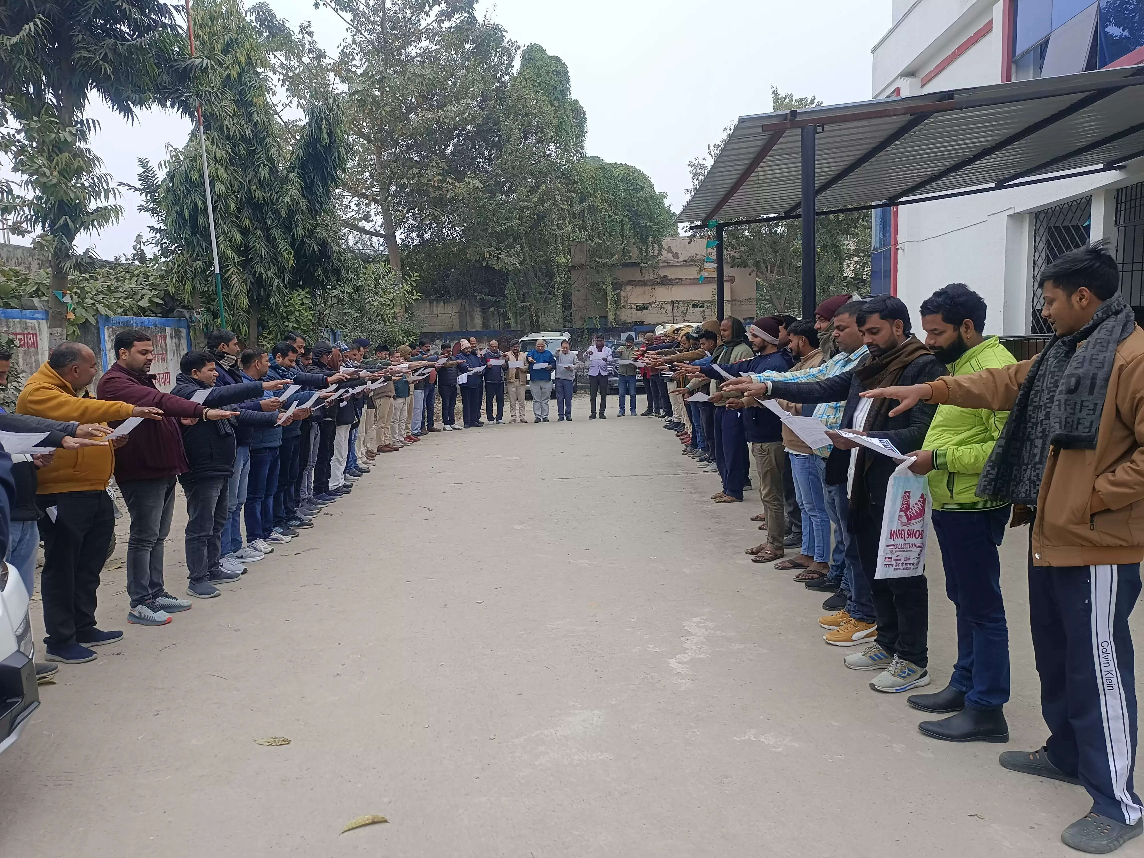 राष्ट्रीय सड़क सुरक्षा माह पर डीटीओ ने दिलाई शपथ, 350 लोगों ने लिया सुरक्षित यातायात का संकल्प