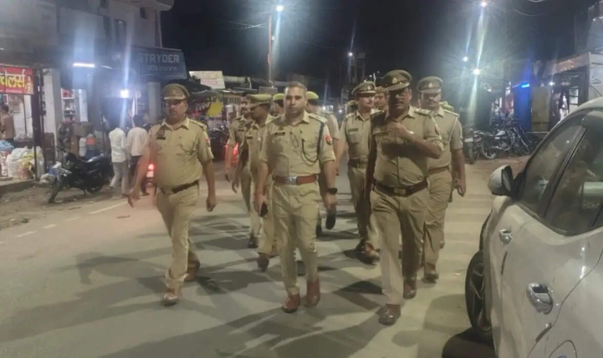 कैम्पियरगंज में एसपी उत्तरी ने किया पैदल गश्त, सुरक्षा व्यवस्था का लिया जायजा