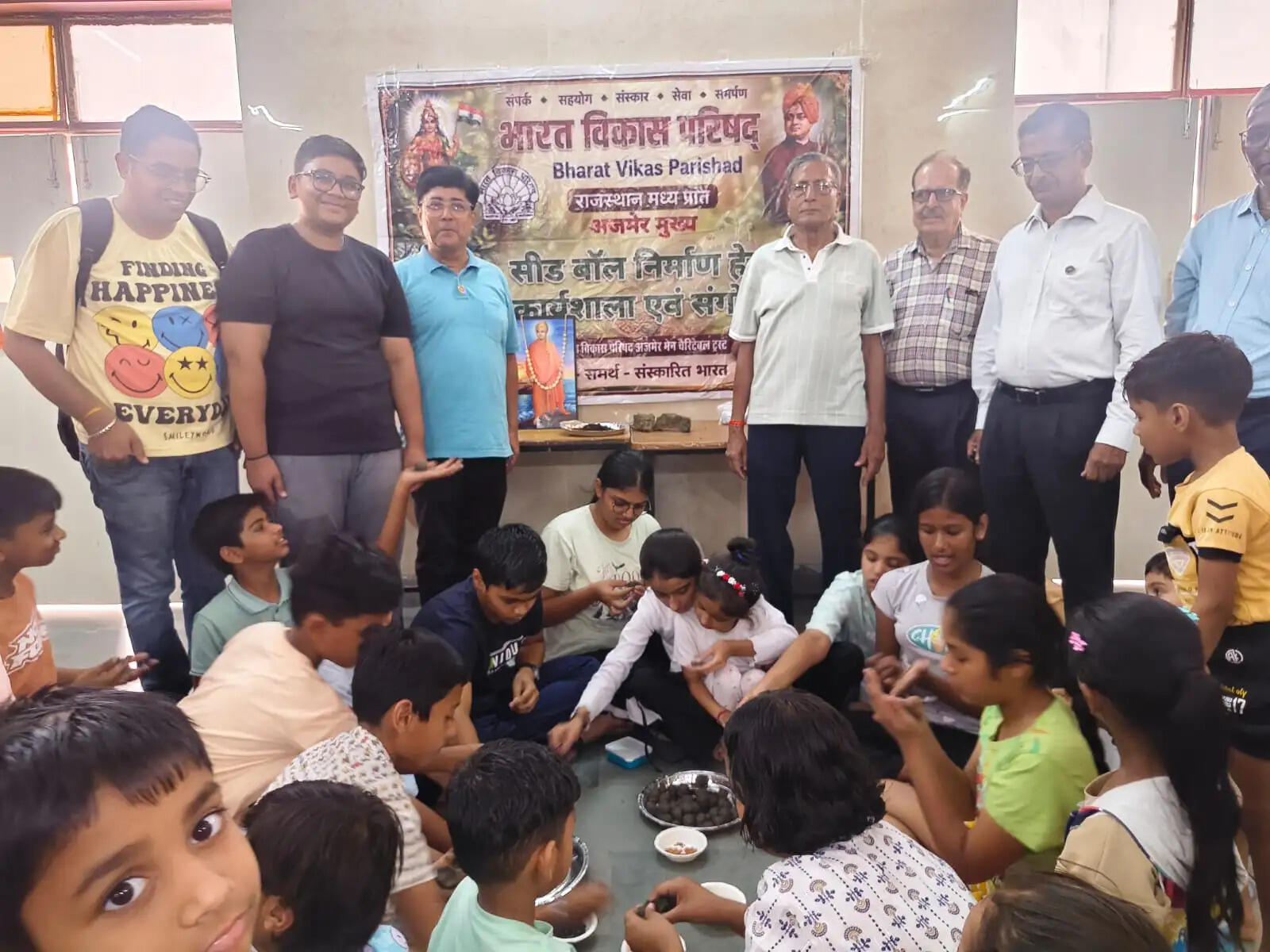 बच्चों ने मिट्टी व बीज से बनाई सीड बाल