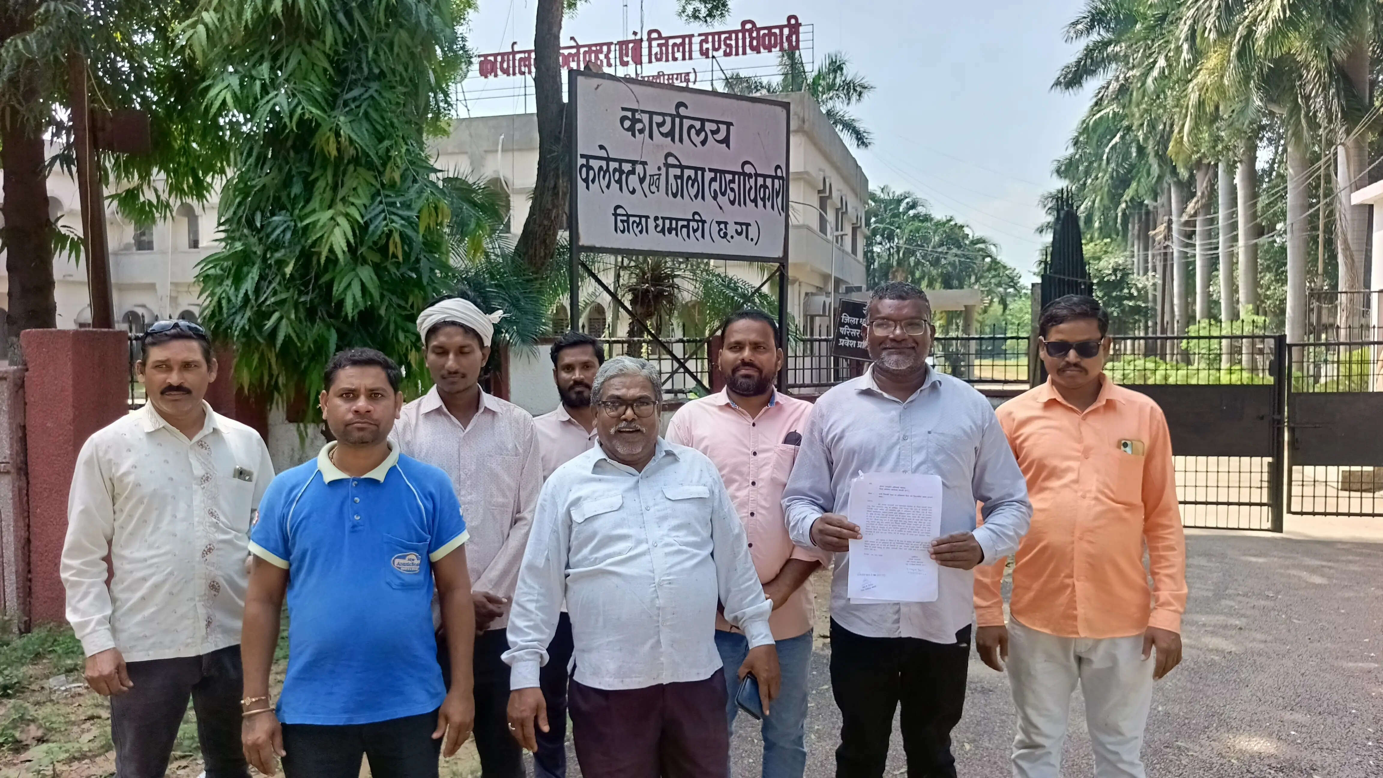 नाला पर अतिक्रमण से जलभराव, निर्माणाधीन मकान हटाने कलेक्टर जनदर्शन में पहुंचे ग्रामीण
