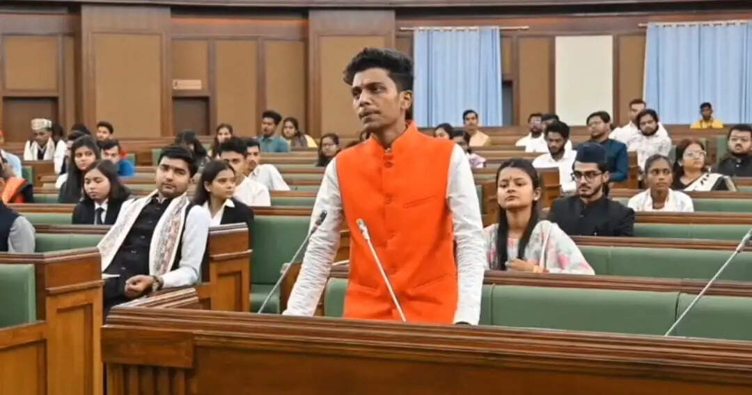 नागपुर युवा संसद में भागलपुर के शिव सागर ने विकास नीतियों पर उठाए सवाल