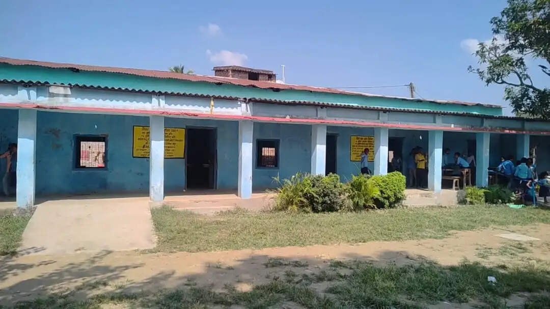 टिन के जर्जर भवन में चल रही पढ़ाई, आदर्श मध्य विद्यालय बेलही में बच्चों की सुरक्षा पर सवाल