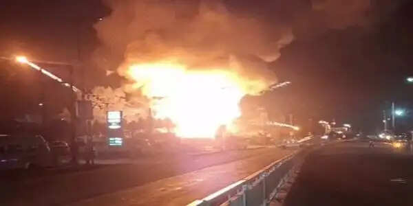 भोपाल: बैरागढ़ रोड पर पटाखा दुकान में भीषण आग, 70 फीट ऊपर उठीं लपटें, साढ़े तीन घंटे बाद पाया काबू
