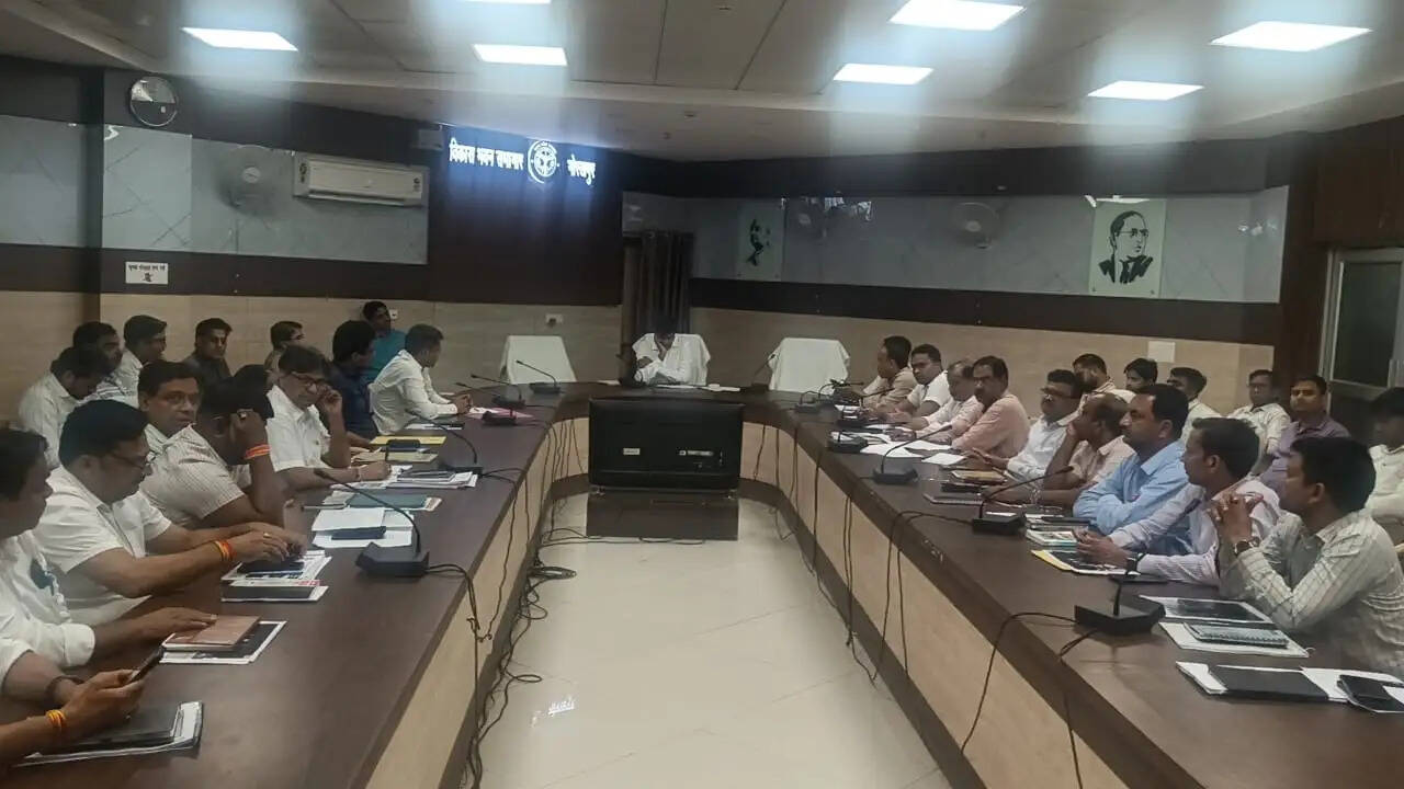 गोरखपुर में विकास परियोजनाओं को लेकर डीएम की सख्ती