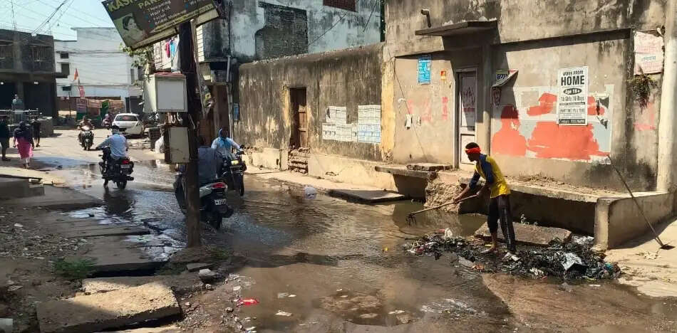 सालों बाद भी निकासी व्यवस्था बदहाल, नालियों से बह रहा गंदा पानी