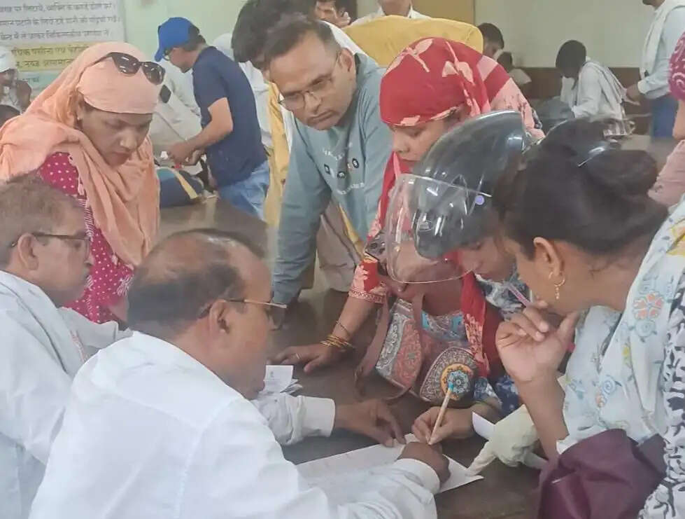 जनगणना किट वितरण में अव्यवस्था, एक घंटे तक इंतजार कराने से शिक्षकों में नाराजगी