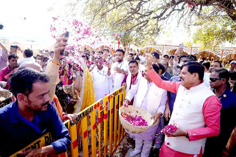 करीलाधाम देश का एकमात्र मंदिर जहां माता सीता अपने दोनों पुत्रों के साथ हैं विराजमान