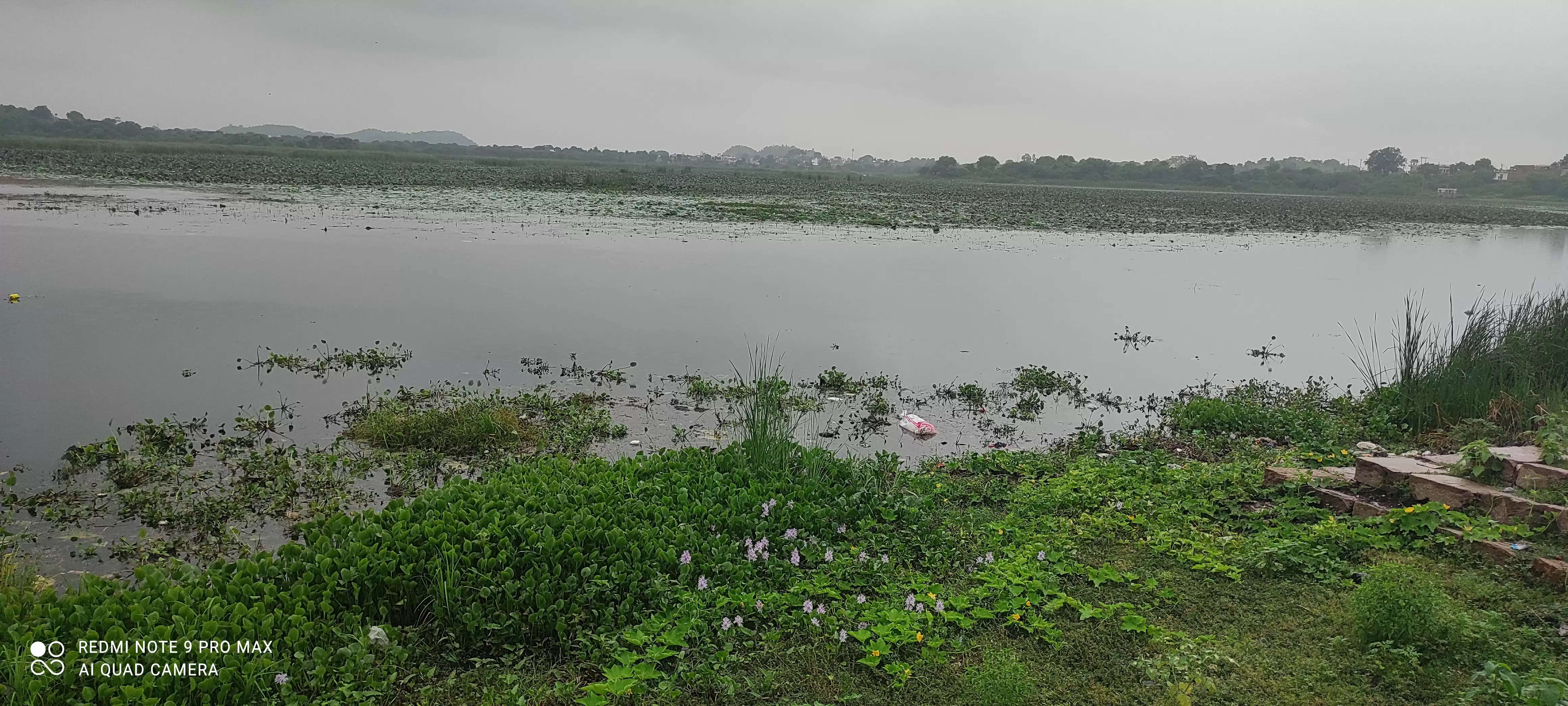 बुंदेलों के शौर्य और वीरता का गवाह ऐतिहासिक कीरत सागर बदहाली का शिकार, घाटों पर गंदगी का अंबार