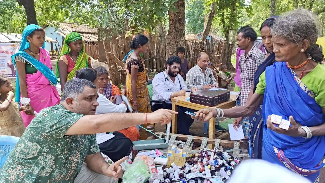 रायपुर : दूरस्थ वनांचल बैगा गांव में लगा स्वास्थ्य शिविर