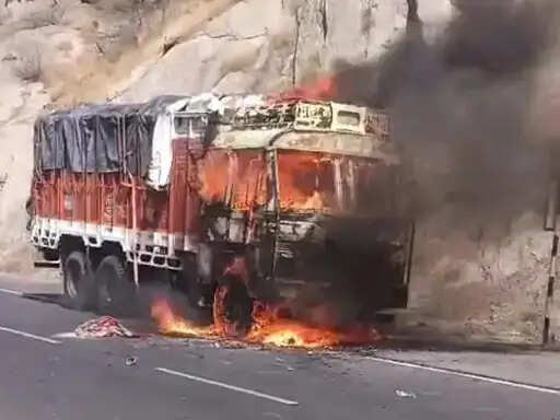 फोरलेन पर ट्रक में लगी आग, ड्राइवर और हेल्पर ने कूदकर बचाई जान