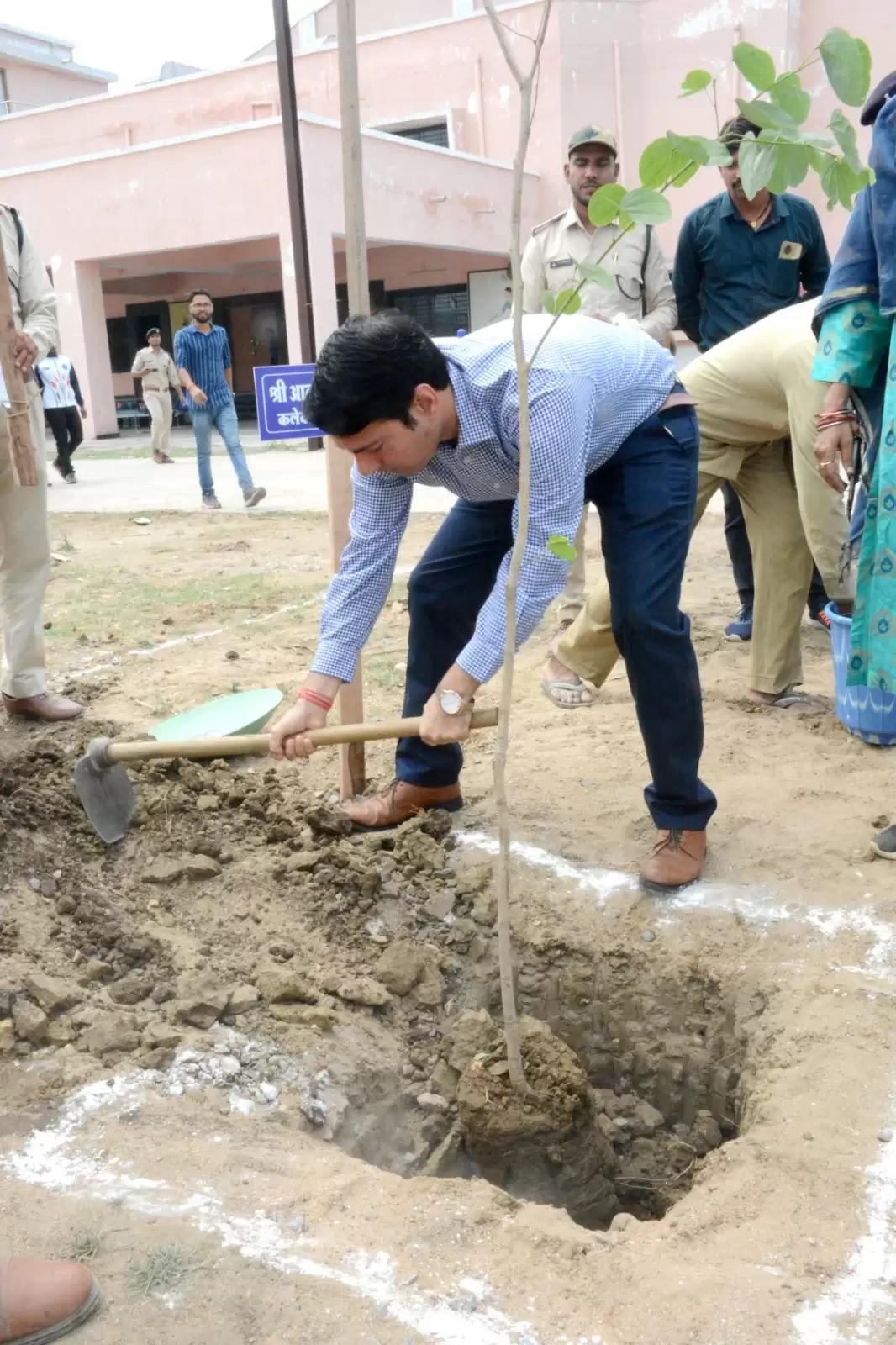 हम सब मिलकर लगाएं पौधे, पर्यावरण का संरक्षण एवं संवर्धन सभी का दायित्व : कलेक्टर