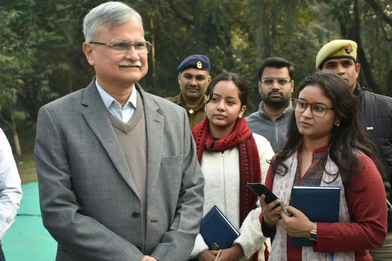 बीएचयू में लगे ‘आदि बाज़ार’ में जनजातीय उत्पादों की खरीदारी कर रहे छात्र