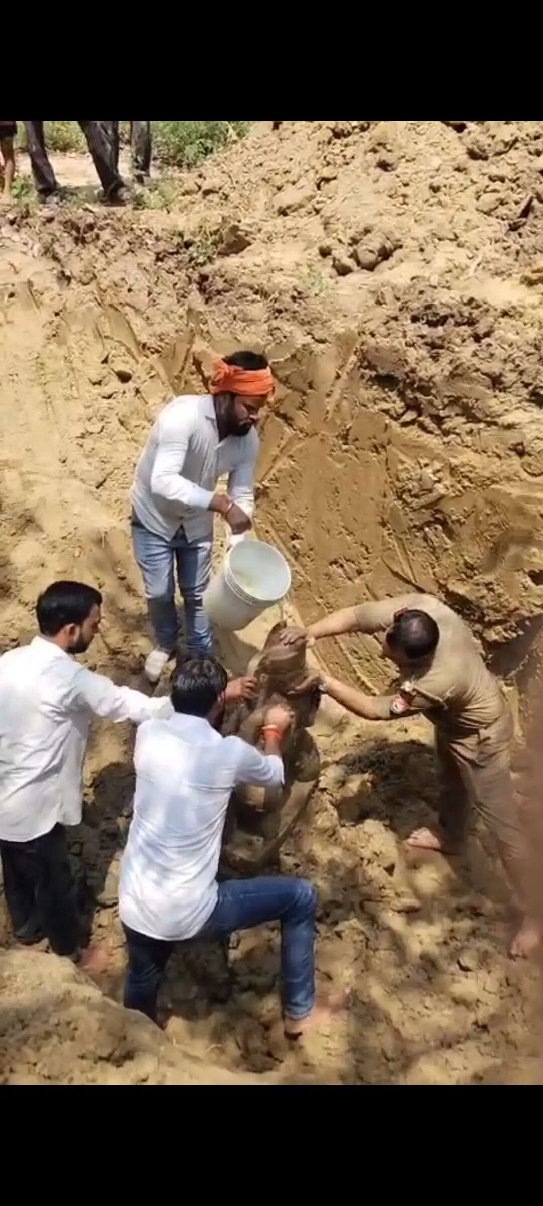 सुलतानपुर : खुदाई के दौरान&nbsp; मिली&nbsp; प्राचीन हनुमान जी की मूर्ति