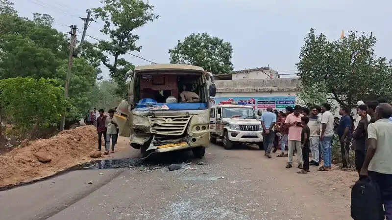 कोरबा :ट्रक और यात्री बस में भीषण भिड़ंत, चालक केबिन में फंसा; एक दर्जन से अधिक यात्री घायल