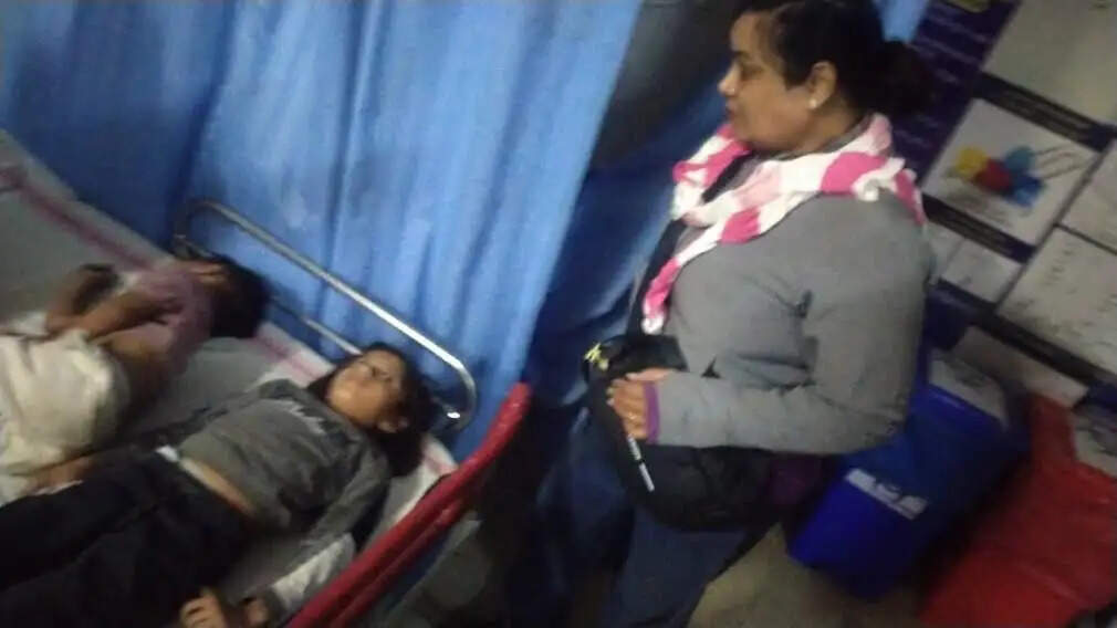 इंदौर के दंपति ने दिखाई मानवता, चार बच्चों की जान बचाई; पुलिस ने किया सम्मानित