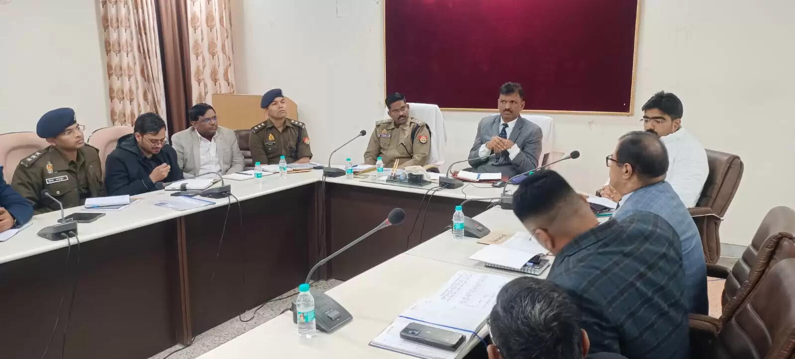 अतिक्रमणकर्ताओं को भू-माफिया के रूप में चिन्हित कर करें कड़ी कार्रवाई : जिलाधिकारी