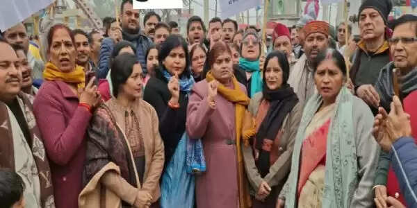 भाजपा का आराेप- कांग्रेस कर रही पहाड़ की बेटी का अपमान, प्रदर्शन कर फूंका पुतला