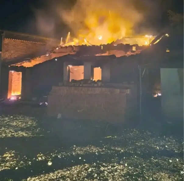 चांडिल के झीमड़ी में युवती के अपहरण के बाद तनाव, दो घरों को किया आग के हवाले