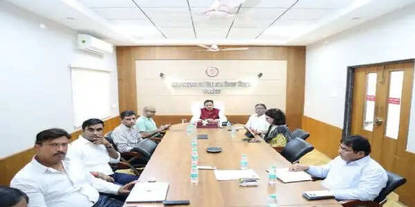 बालाघाट में हर पात्र व्यक्ति तक पहुंचे स्वास्थ्य सुविधा, 100&nbsp;प्रतिशत&nbsp;टीकाकरण कराएं: डिप्टी सीएम शुक्ल