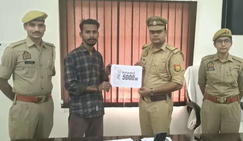 देवरिया : साइबर ठगी के दो पीड़ितों के&nbsp;पुलिस ने 10 हजार रुपये वापस कराए