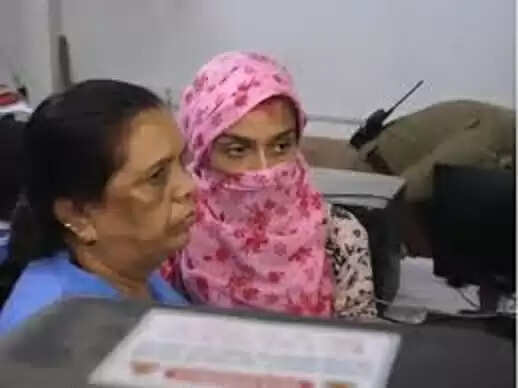 इंदौर से लापता श्रद्धा सात दिन बाद पति के साथ थाने पहुंची, प्रेमी के लिए घर से भागी, शादी किसी ओर से की