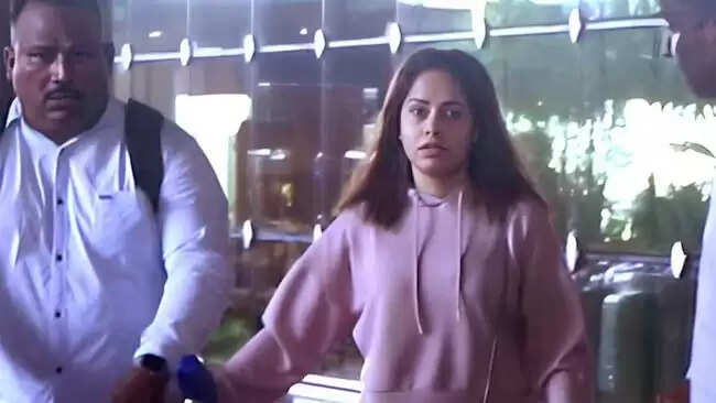 इजराइल में फंसीं अभिनेत्री नुसरत भरूचा मुंबई पहुंचीं