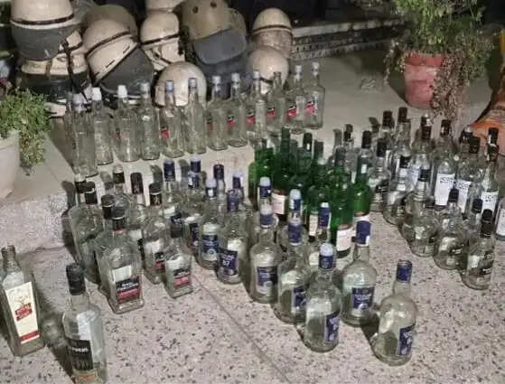 अवैध नकली शराब फैक्ट्री का खुलासा, भारी मात्रा में शराब जब्त