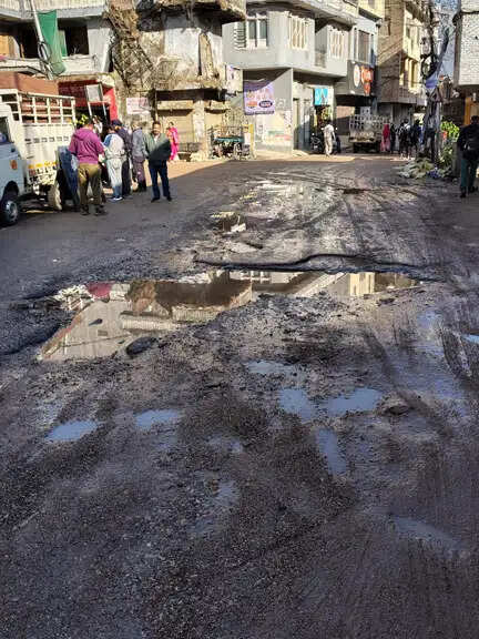 नेशनल हाइवे की दुर्दशा से परेशान मंडी के लोग, पार्षद ने उपायुक्त को बताए हालात