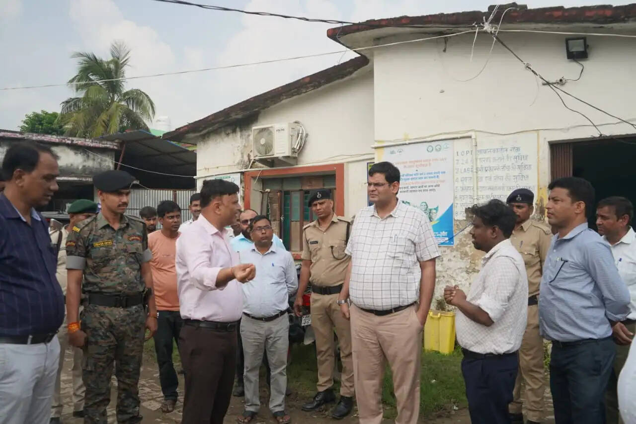कुर्साकांटा पीएचसी का डीएम ने किया निरीक्षण,तत्काल पीएचसी वैकल्पिक भवन में संचालन का निर्देश