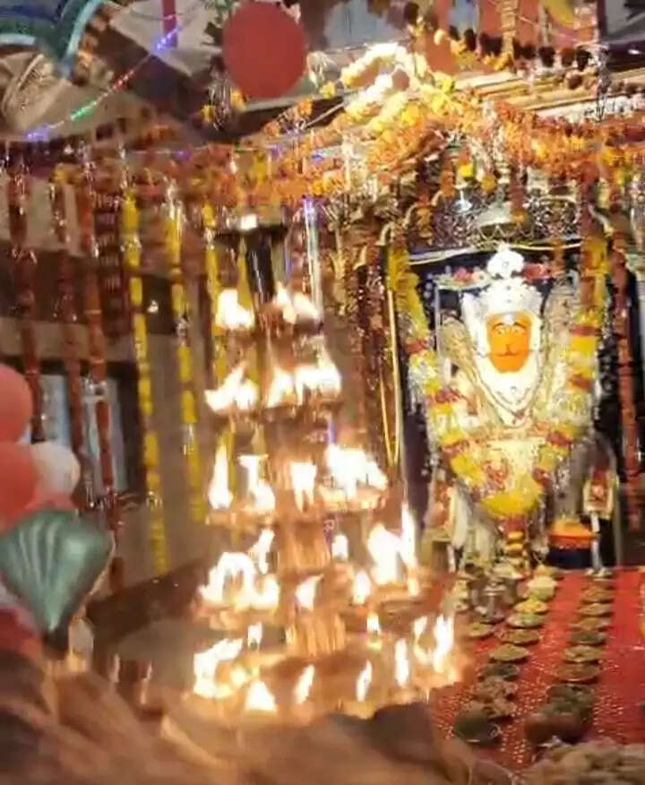 झाबुआ: देर रात तक हुआ हनुमान चालीसा पाठ, जिले में हर्षोल्लास से मनाई गई हनुमान जयंती