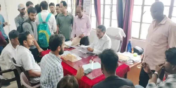 एमएड परीक्षा परिणाम में गड़बड़ी को लेकर छात्र संगठनों ने परीक्षा नियंत्रक का किया घेराव