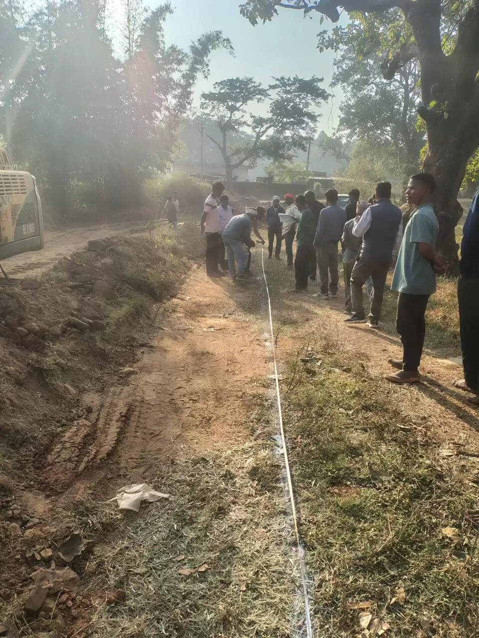 ग्रामीणों ने रोका स्टेट हाईवे का काम, सीओ ने जमीन की नापी कर किया संतुष्‍ट