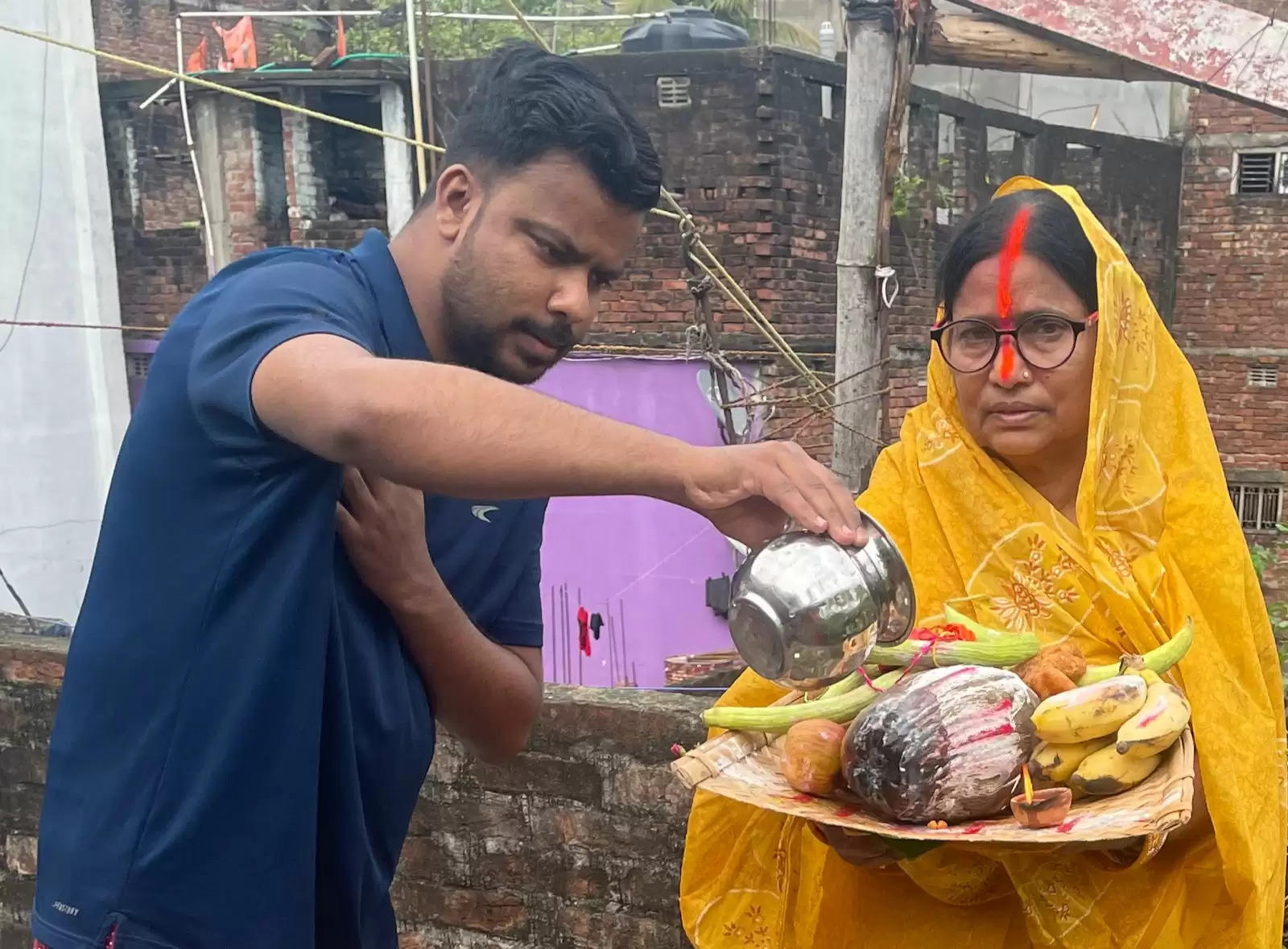 फारबिसगंज में महिलाओं ने सूर्य की आराधना के बाद सौंपा रविवार का व्रत