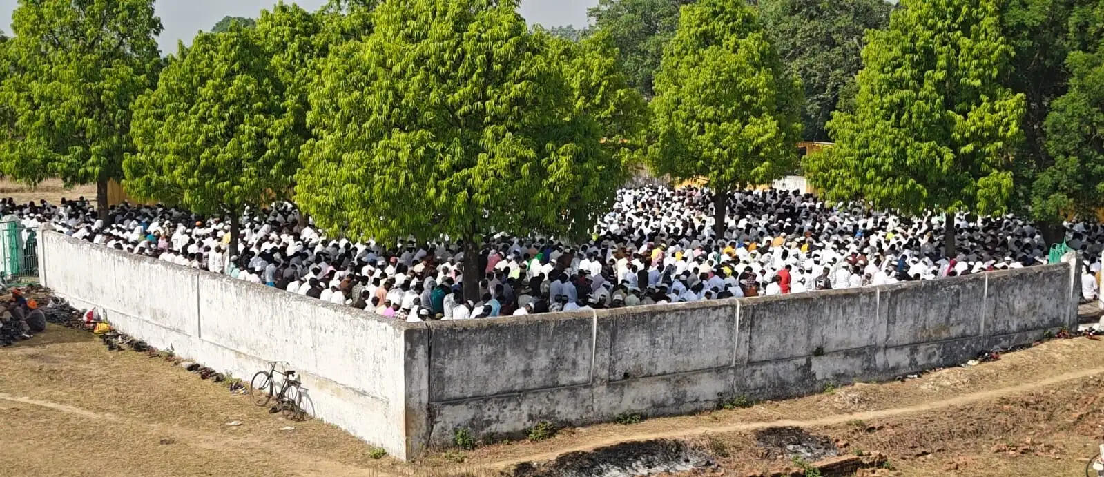 अनूपपुर: ईदगाह में बकरीद की नमाज पढ़ मांगी अमन शांति एवं खुशहाली की दुआ, 29 स्थानों पर सजदा में झुके सिर