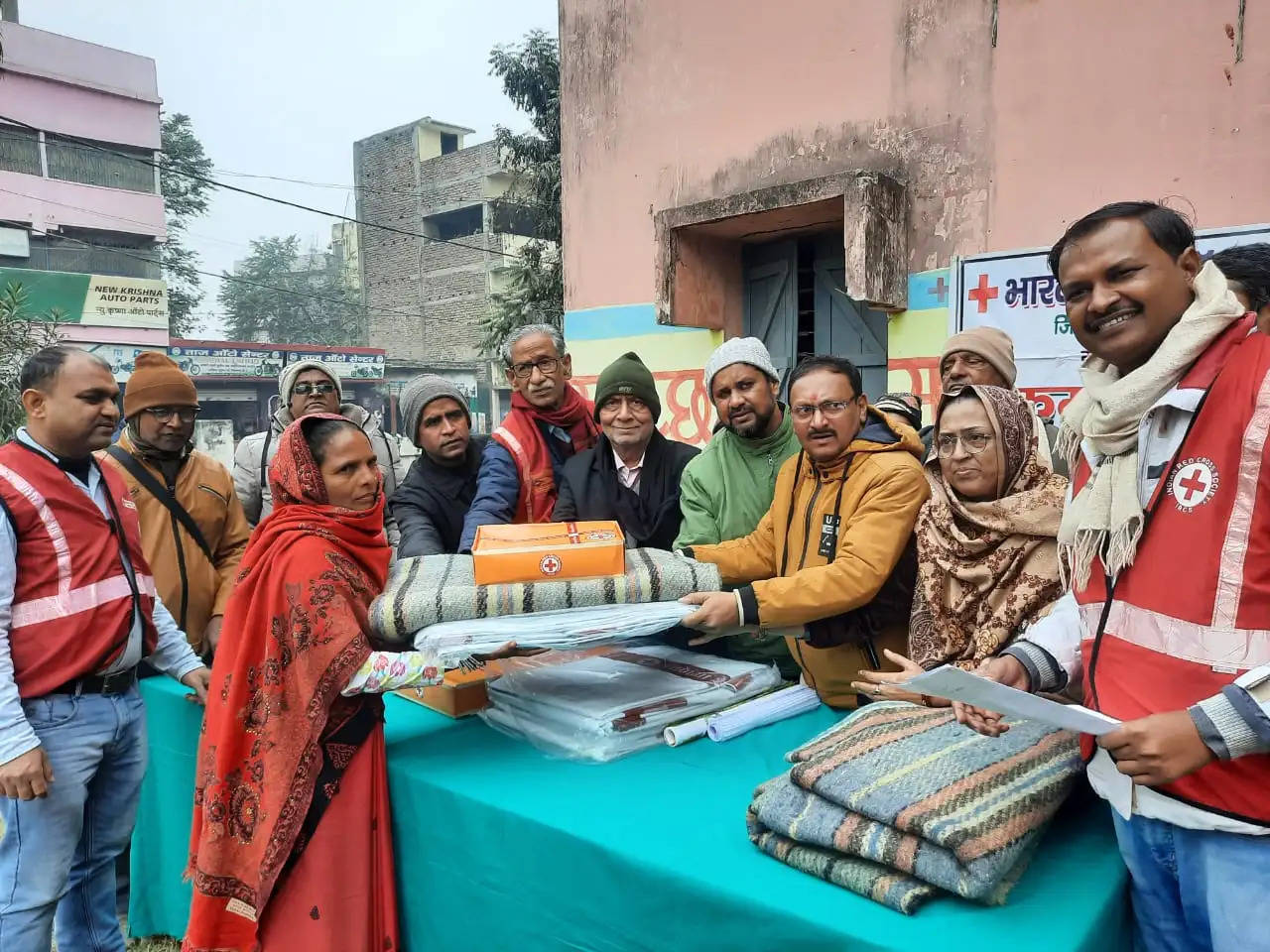 असहाय व जरूरतमंद लोगों के बीच बांटा गया कंबल