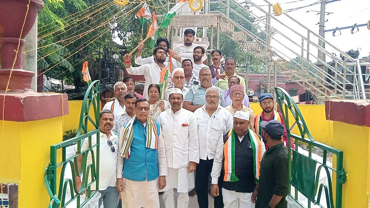 कांग्रेस नेताओं ने गांधी जयंती पर बापू को किया नमन