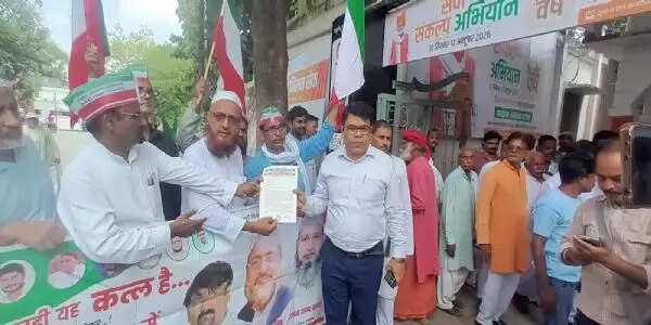 बटला हाउस मुठभेड़ की न्यायिक जांच की मांग को लेकर प्रदर्शन, सिटी मजिस्ट्रेट को सौंपा ज्ञापन