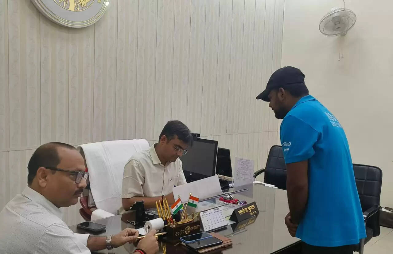 वाराणसी: जिलाधिकारी ने जनता दर्शन में फरियादियों की सुनी समस्याएं