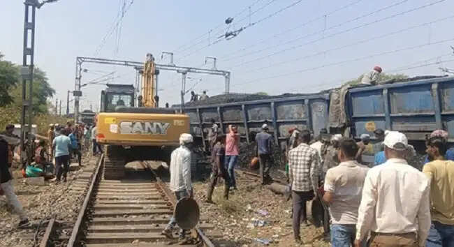 मप्र के कटनी में कोयले से भरी मालगाड़ी के पांच डिब्बे पटरी से उतरे, यातायात प्रभावित