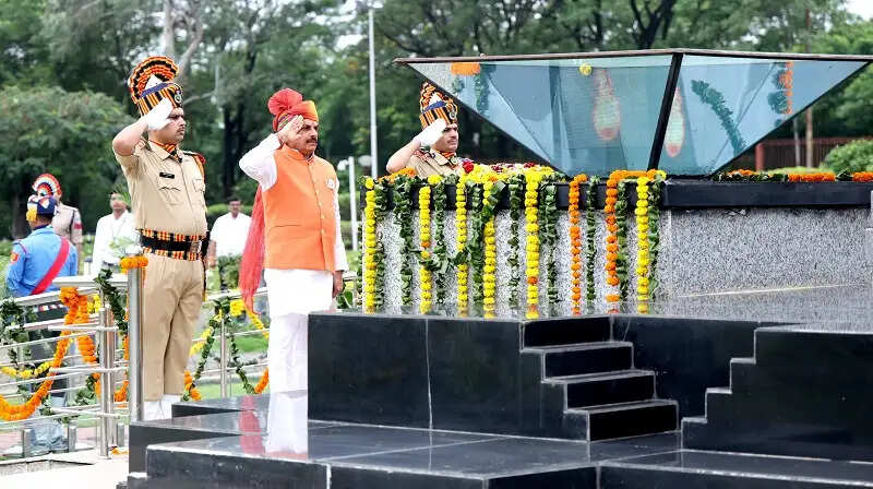 मप्रः मुख्यमंत्री डॉ. यादव ने स्वतंत्रता दिवस पर अपने निवास में किया ध्वजारोहण